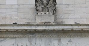 Bitcoin y ether caen mientras analistas temen un ajuste monetario de la Fed para 2023